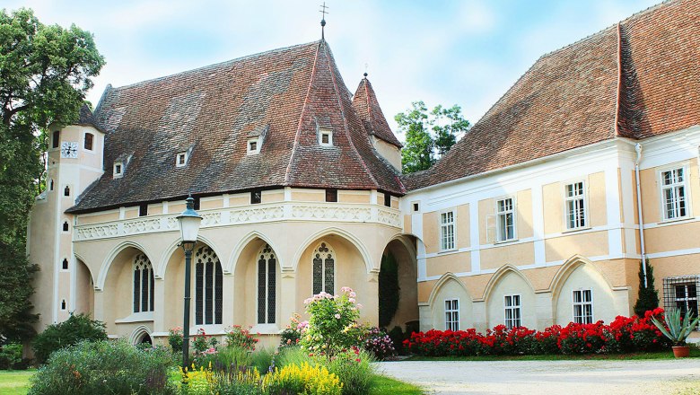 Schloss Schrattenthal mit Garten und Blumenbeeten.