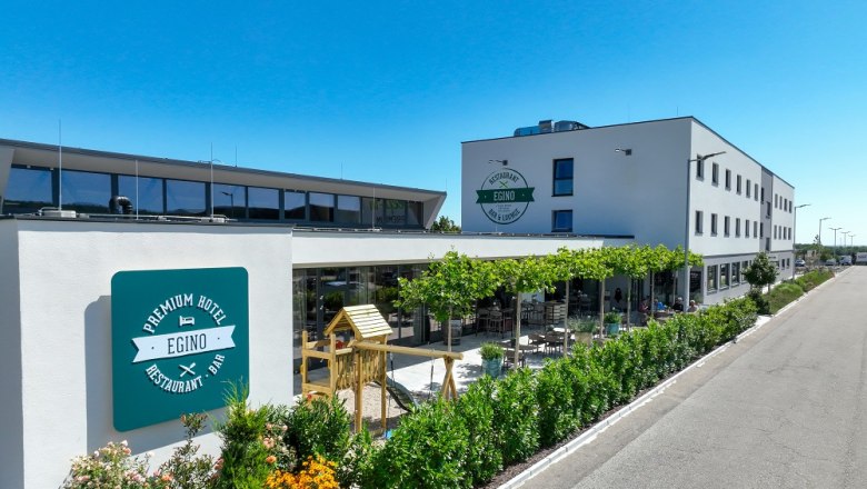 Au&szlig;enansicht des Premium Hotels Egino mit Terrasse und Garten.